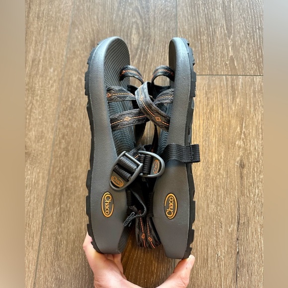 NWOT Grey Z/2 Classic Chaco Sandals with Orange Pattern - Picture 5 of 9